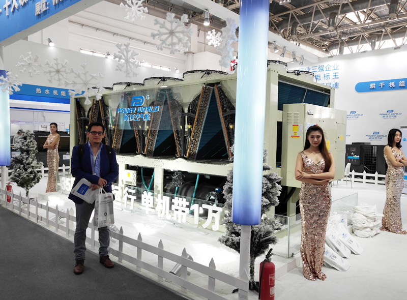 与螺杆式超低环温机组合影 与螺杆式超低环温机组合影