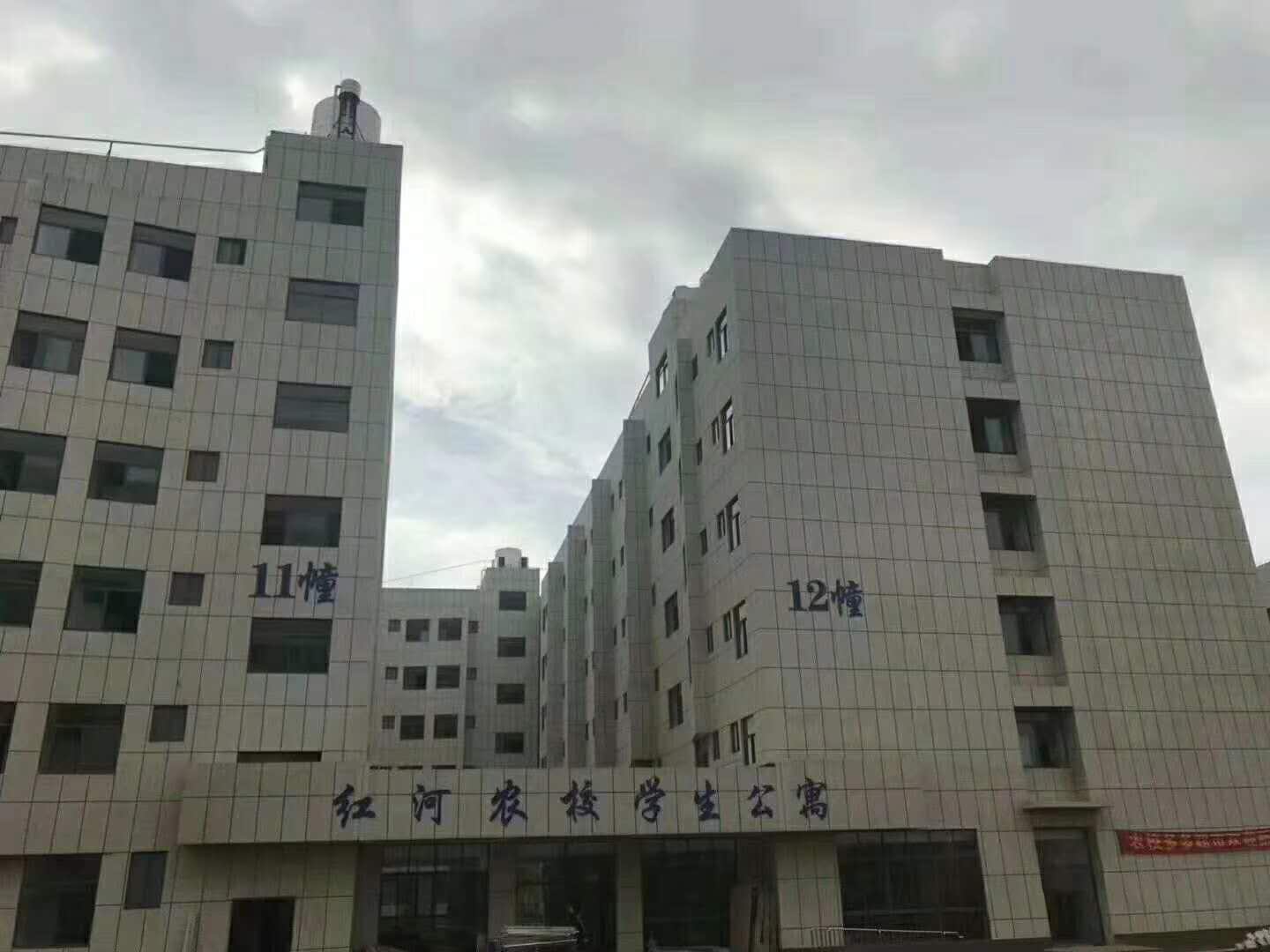 云南红河校区1000匹乐鱼空气能热泵安装实例