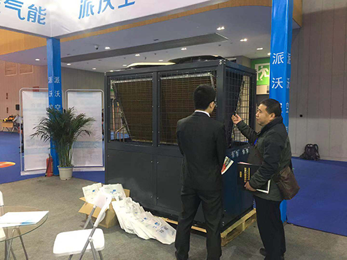 乐鱼空气能给参展者介绍产品