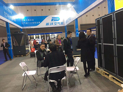 乐鱼空气能给参展者介绍产品