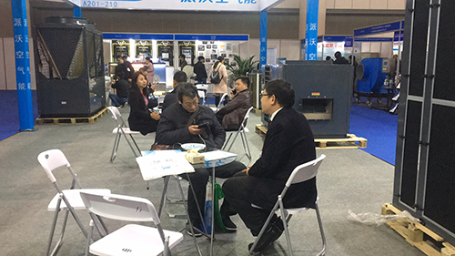 乐鱼空气能给参展者介绍产品